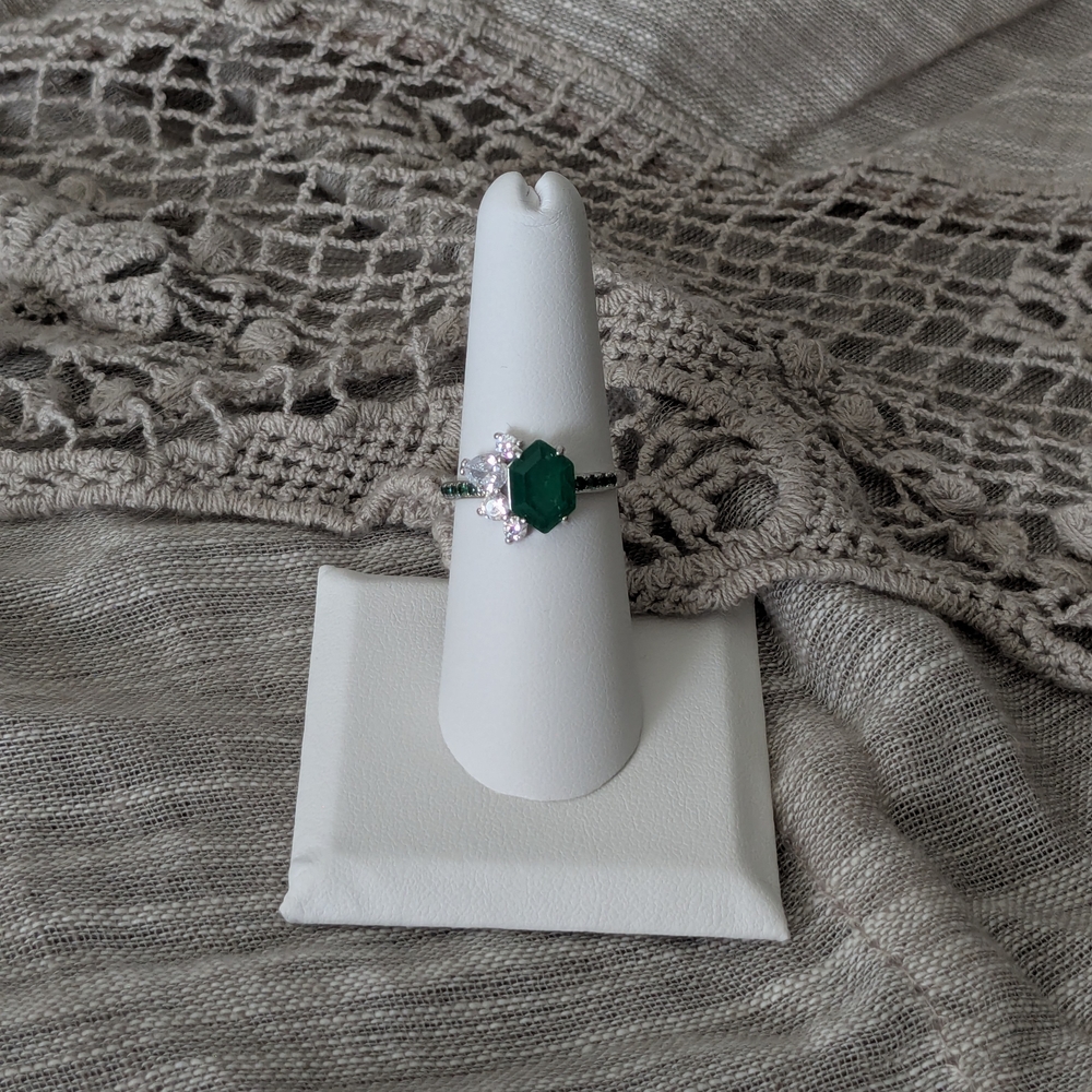 Elegant Green and Silver Women's Ring